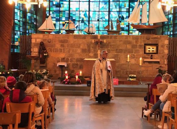 Célébration de Noël par le père Benoît